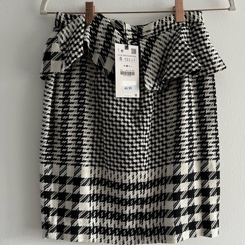 RUFFLED PLAID PENCIL SKIRT
New with tags size S ZARA